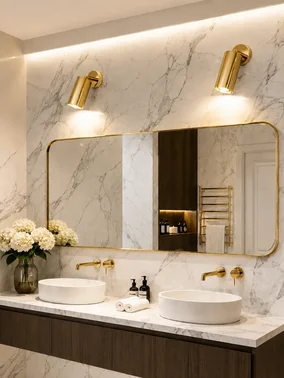 Detal wykończenia lampy glamour, złotej, sufitowej, od firmy Primavera Home, podkreślający jej elegancki styl.