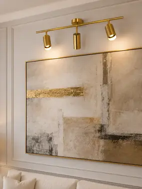 Lampa glamour w aranżacji nowoczesnego wnętrza salonu, doskonała do wyjątkowych przestrzeni. Oświetlenie od Primavera Home.