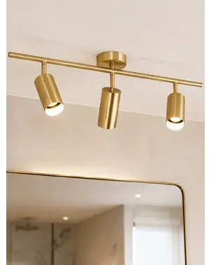 Zbliżenie na detal wykończenia lampy sufitowej w złotym kolorze. Designerski produkt od Primavera Home.