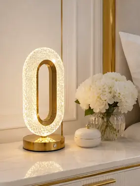 Lampka w ekspozycji showroomowej, prezentująca swoje unikalne cechy. Meble na zamówienie od Primavera Home.
