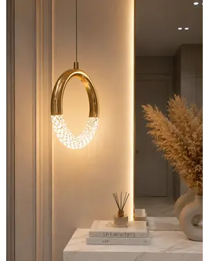 Holistyczne ujęcie Żyrandola Kryształowego Złotego Round Single w zestawie z innymi elementami wystroju. Inspiracja od Primavera Home.