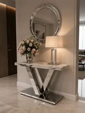 Konsola glamour srebrna, nowoczesna, blat biały marmur, do przedpokoju LV COLLECTION OUTLET w ciekawym ujęciu perspektywicznym. Meble na zamówienie od Primavera Home.