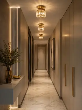 Lampa Sufitowa Kryształowa pojedynczy punkt świetlny DIAMOND XS , lampa glamour – Primavera Home uchwycona z boku. Detal wykończenia prezentuje elegancję i styl.
