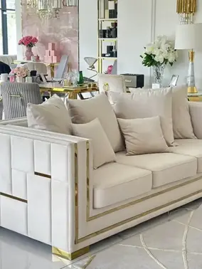 Złota Sofa Rozkładana Palace – Nowoczesna i Ekskluzywna w ujęciu z przodu. Oświetlenie na zamówienie od Primavera Home.