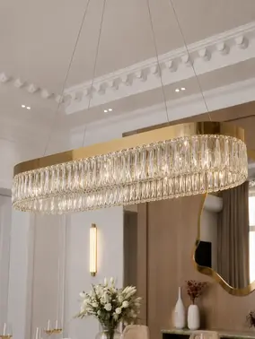 Żyrandol Diamond Złoty 100 cm – Owalna Lampa Kryształowa zbliżenie na detale wykończenia. Meble na zamówienie od Primavera Home.