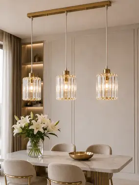 Żyrandol Kryształowy Stars L Podłużny Złoty z profilu, idealnie komponujący się w nowoczesnym wnętrzu. Oferta od Primavera Home.