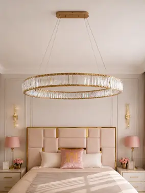 Zbliżenie na elementy konstrukcyjne Żyrandola Kryształowego Złotego Ring Nowoczesnego CRYSTAL z oferty Primavera Home.