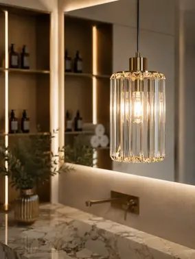 Zbliżenie na kryształowy klosz żyrandola STARS M. Ekskluzywny design od Primavera Home.