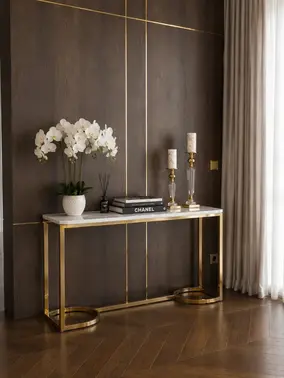 Konsola glamour, nowoczesna, złota biała marmur LOLA w ekspozycji w showroomie. Meble na zamówienie z Primavera Home.