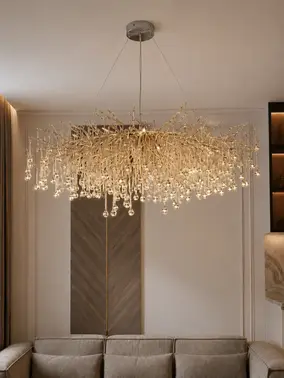 Ujęcie lampy z dołu, ukazujące jej elegancki kształt. Moda w oświetleniu od Primavera Home.