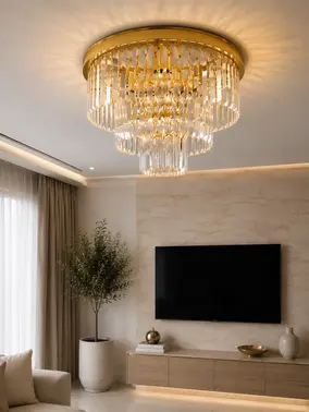 Plafon Kryształowy GLAMOUR Złoty Ø50cm w profilu, podkreślający nowoczesny design. Ekspozycja w salonie od Primavera Home.