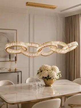 Ekspozycja Żyrandola CRYSTAL 5 Złoty w showroomie. Inspiracje od Primavera Home.