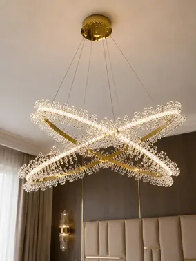Żyrandol Kryształowy Brina XL Glamour Złoty – Luksusowa Lampa Wisząca dwupoziomowa w jasnym wnętrzu. Meble na zamówienie od Primavera Home.