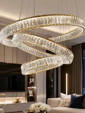 Perspektywa wnętrza z Żyrandolem Kryształowym Złotym Crystal XL Trzypoziomowym. Oryginalny design od Primavera Home.