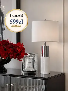 Lampa stołowa w widoku z boku, ekskluzywna elegancja w aranżacji nowoczesnego wnętrza, dostępna w Primavera Home.