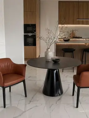 Designerskie krzesło drewniane do jadalni w stylu nowoczesnym MODERN w ujęciu z przodu. Oświetlenie na zamówienie od Primavera Home.