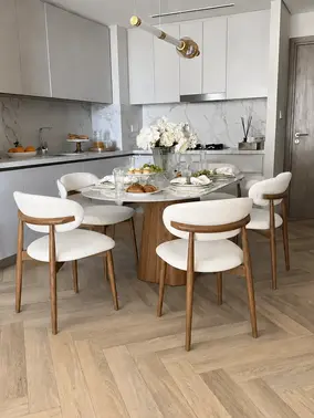 Designerskie Krzesło Drewniane Olivia – Nowoczesne pokazane z boku, idealne do aranżacji nowoczesnego wnętrza. Meble na zamówienie od Primavera Home.