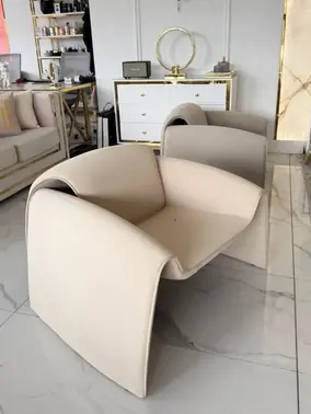 Fotel Noowczesny Spider w ujęciu z przodu. Ekspozycja w salonie od Primavera Home.