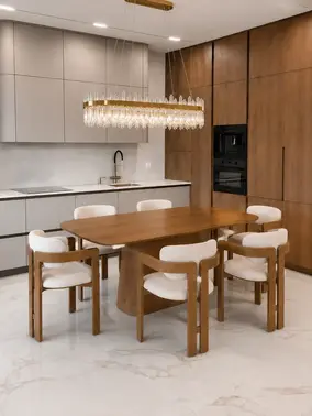 Krzesło Designerskie Forest w jasnym wnętrzu, wskazujące na jego wszechstronność. Aranżacja nowoczesnego wnętrza od Primavera Home.