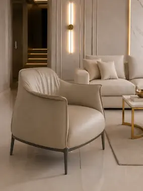 Stylowy widok boczny na nowoczesny wygodny fotel luksusowy do salonu z podnóżkiem MODERN. Ekspozycja w salonie od Primavera Home.