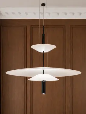 Designerska Lampa Wisząca Plater Czarna Nowoczesna Premium w ujęciu z przodu. Oświetlenie na zamówienie od Primavera Home.