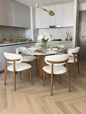 Designerskie Krzesło Drewniane Olivia – Nowoczesne w ujęciu z przodu. Ekspozycja w salonie od Primavera Home.