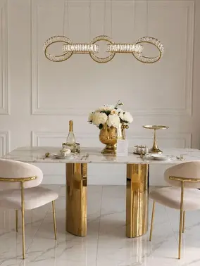 Designerskie Krzesło Julia – Złoto i Beż w ujęciu z przodu. Ekspozycja w salonie z meblami na zamówienie od Primavera Home.