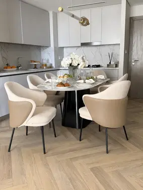 Ekskluzywne Krzesło Linea – Nowoczesne na Czarnych Nogach w ciepłym świetle, tworzącym przytulną atmosferę. Meble na zamówienie od Primavera Home.