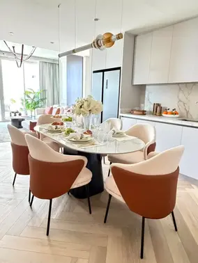 Ekskluzywne Krzesło Linea – Nowoczesne na Czarnych Nogach w ujęciu z przodu. Oświetlenie na zamówienie od Primavera Home.