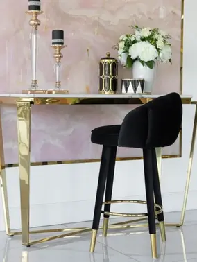 Hoker Glamour DIANA Czarny Złoty Tapicerowany w ujęciu z przodu. Ekspozycja w salonie od Primavera Home.