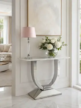 Konsola w stylu nowoczesnym glamour z białym marmurowym blatem srebrna ART DECO w ujęciu bocznym, podkreślająca elegancki design. Meble na zamówienie od Primavera Home.