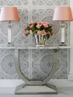 Konsola w stylu nowoczesnym glamour z białym marmurowym blatem srebrna ART DECO w ujęciu z przodu. Oświetlenie na zamówienie od Primavera Home.