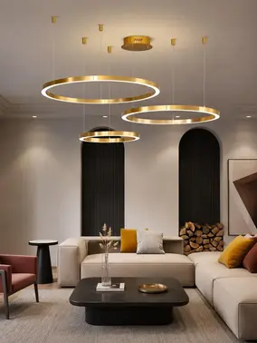 Lampa glamour led okrągła z połyskiem ring regulowana, nowoczesna, loft do salonu złota GALASSIA widoczna z boku. Ekspozycja w salonie od Primavera Home.