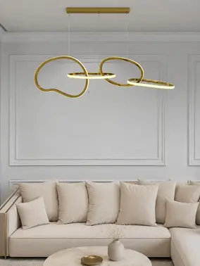 Lampa Złota Nowoczesna Nad Stół przedstawiona z boku. Ekskluzywne oświetlenie od Primavera Home.