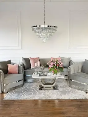 Szara Sofa Glamour Madonna 3-osobowa Srebrna w ujęciu z przodu. Oświetlenie na zamówienie od Primavera Home.