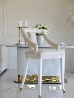 Hoker Glamour PALACE Beżowy Biały z widokiem na białe nogi, idealnie wpasowujący się w każdy styl. Ekspozycja w salonie od Primavera Home.