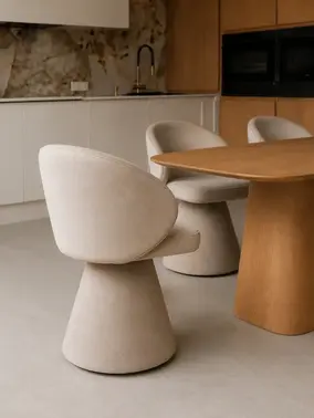 Nowoczesne Krzesło Obrotowe Dolce – Tapicerowane i Designerskie z perspektywy boku, prezentujące elegancki design. Meble na zamówienie od Primavera Home.