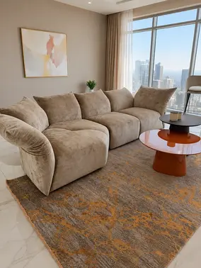 Sofa designerska Lilia uchwycona z boku, co podkreśla stylowe proporcje. Meble na zamówienie od Primavera Home.