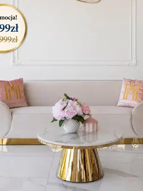 Sofa Beżowa Glamour Aksamitna FLORENCE Złote Nogi w ujęciu z przodu. Oświetlenie na zamówienie od Primavera Home.