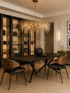Ujęcie designerskiego krzesła w jasnym wnętrzu, idealnego do aranżacji nowoczesnego salonu z ofertą Primavera Home.