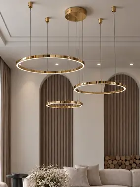 Lampa glamour led GALASSIA okrągła z połyskiem ringi, regulowana, nowoczesna, loft do salonu złota OUTLET w perspektywie bocznej. Ekspozycja w salonie od Primavera Home.