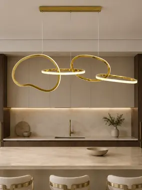 Lampa Złota Nowoczesna Nad Stół w jasnym wnętrzu. Aranżacja nowoczesnego wnętrza od Primavera Home.