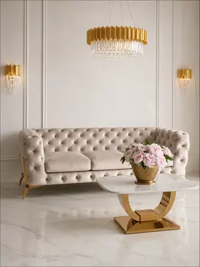 Luksusowa złota sofa pikowana DIVA GOLD z bliska, ukazująca detal wykończenia. Ekspozycja w salonie Primavera Home.