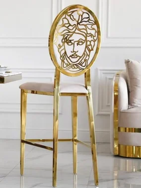 Hoker MEDUSA Glamour w ujęciu z przodu. Ekspozycja w salonie z meblami na zamówienie od Primavera Home.