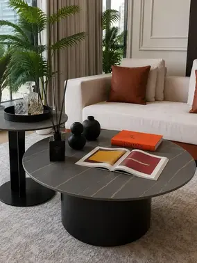 Stolik kawowy TWEEN BLACK w ujęciu z przodu. Ekspozycja w salonie w stylu nowoczesnym od Primavera Home.