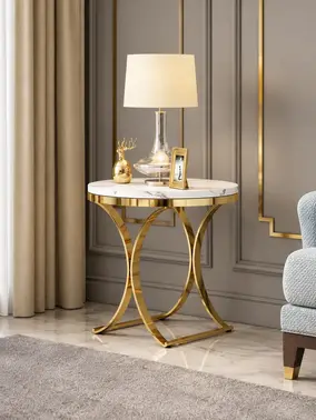 Zbliżenie na detal wykończenia stolika pomocniczego w stylu glamour. Aranżacja nowoczesnego wnętrza z Primavera Home.