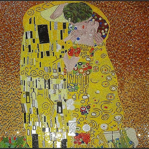 Bild aus einem Glasmosaik Kuss (Gemälde von Gustav Klimt) 