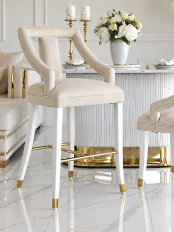 Hoker Glamour PALACE Beżowy Biały, szczegół detalu wykończenia. Ekspozycja w salonie od Primavera Home.