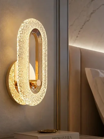 Kinkiet złoty, glamour, nowoczesny, lampa ścienna VALO w ujęciu z przodu. Oświetlenie na zamówienie od Primavera Home.