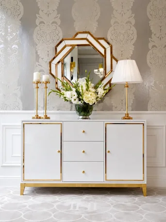 Komoda w jasnym wnętrzu, podkreślająca elegancję. Komoda lakierowana LORENZO glamour drewniana biała złota od Primavera Home.